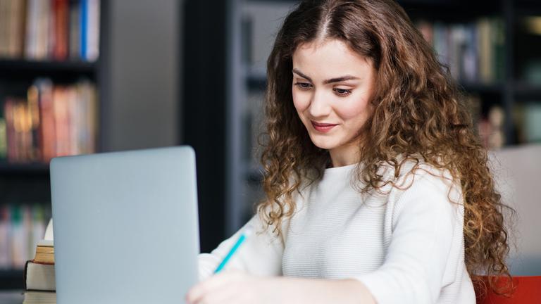 Karriere-Typica für Duales Studium im ZDF: Junge Frau am Laptop