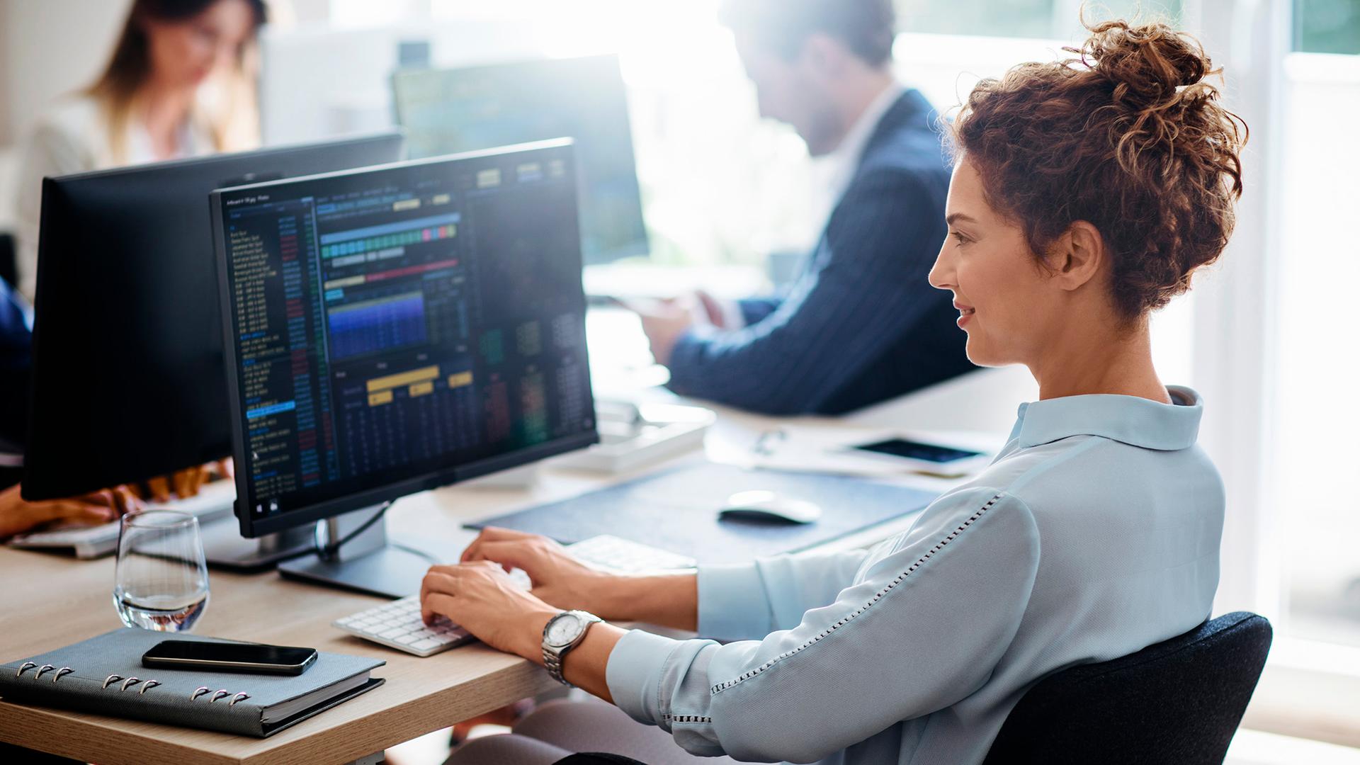 Typival für Duales Studium "Data Science" imZDF: Junge Frau an Laptop-Arbeitsplatz