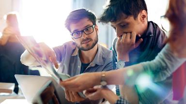 Typical für Duales Studium imZDF: Junge Männer über Grafik gebeugt