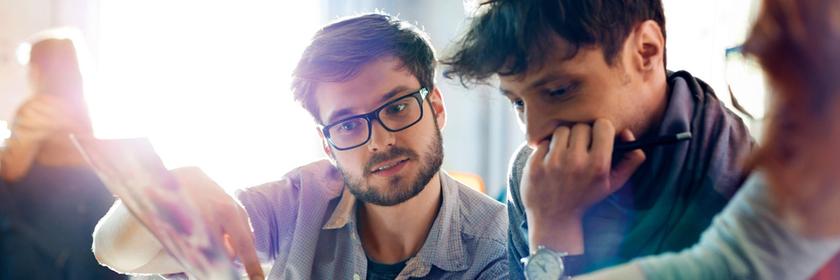 Typical für Duales Studium imZDF: Junge Männer über Grafik gebeugt