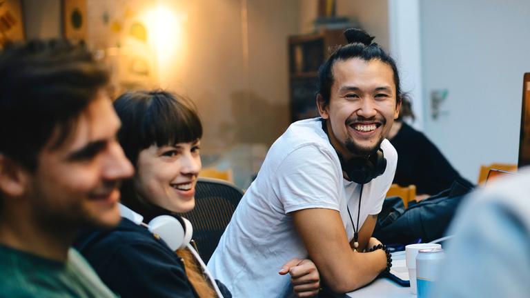 Karriere-Typical für Schüler im ZDF: Lachender junger Mann 