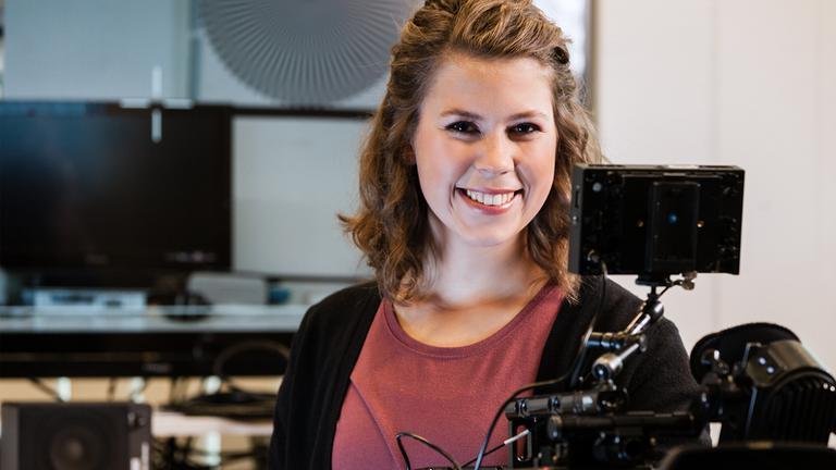 Typical ZDF-Ausbildung Mediengestalter/-in: unge Frau mit Kamera