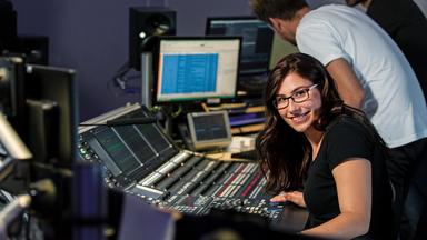 Typical ZDF-Ausbildung Veranstaltungtechnikerin: junge Frau am Mischpult