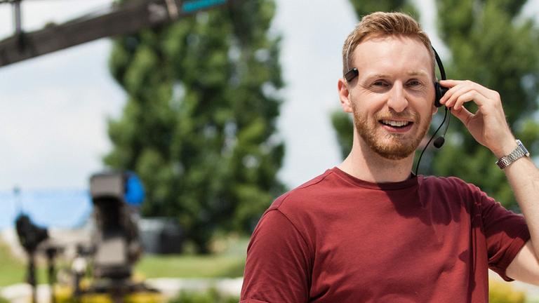 Typical ZDF-Ausbildung Audio-/Videokaufleute. junger Mann mit Kopfhörern