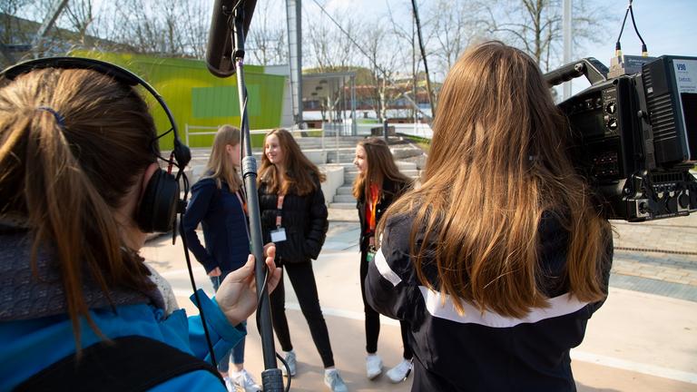 Typical für den Girls Day: Mädchen mit der Fernsehkamera und Tonangel bei Dreharbeiten