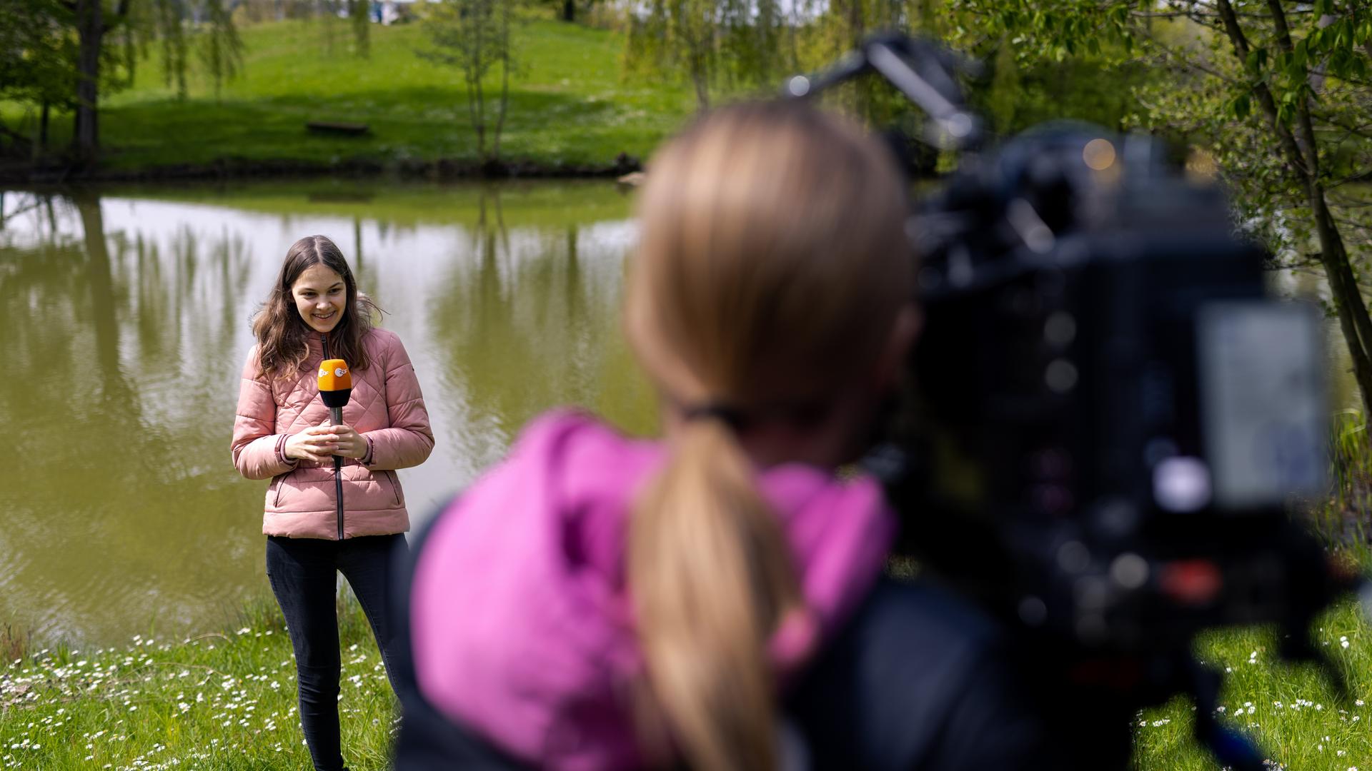 Girls day 2023 - Schülerinnen lernen die Die TV-Arbeit vor und hinter der Kamera kennen