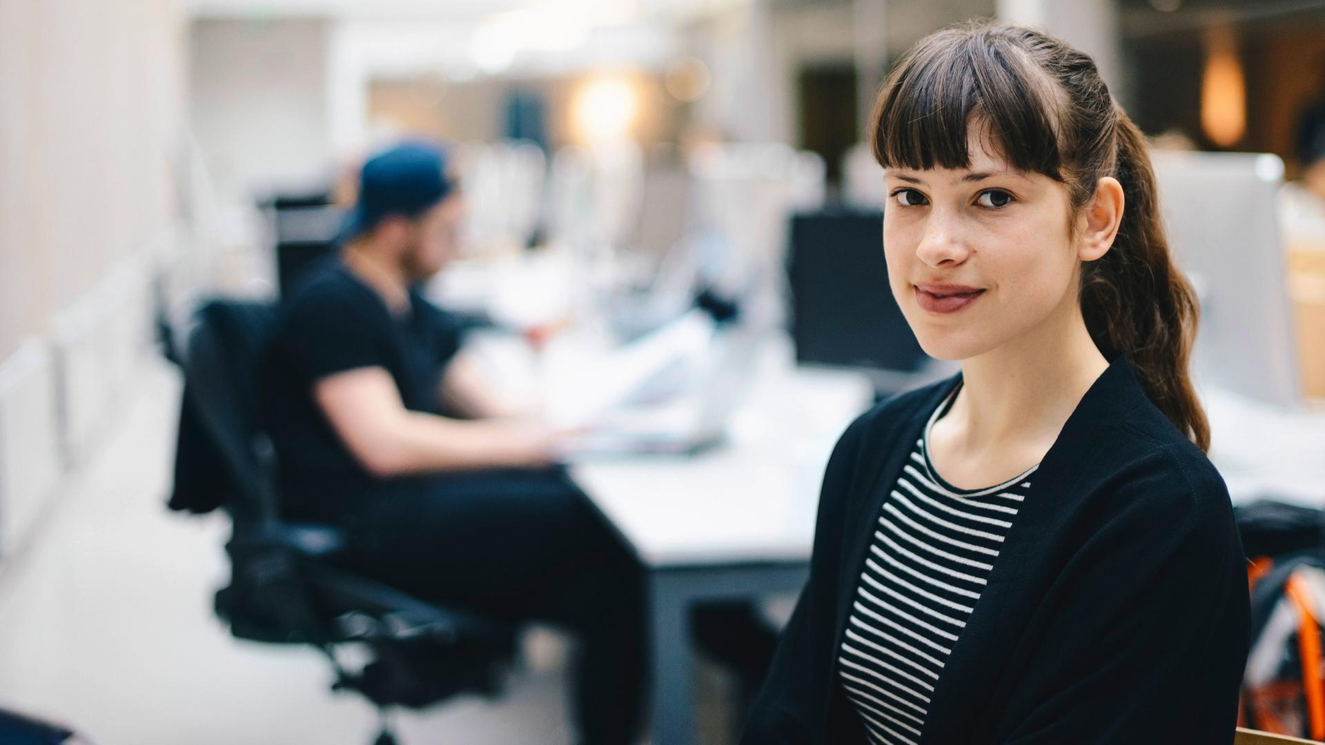 Karriere-Typical für Studierende im ZDF: Junge Frau 