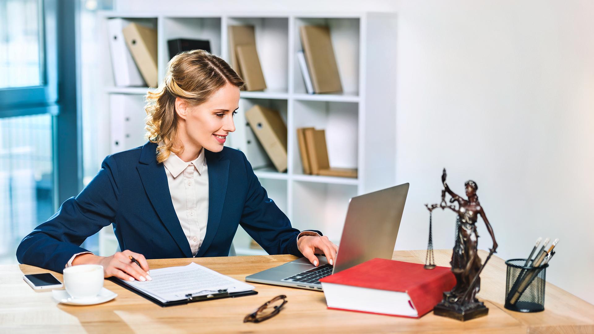 Typical für Abschluss- und Projektabreitenbörse: Junge Frau an Schreibtisch vor Laptop