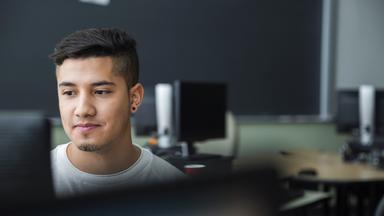 Karriere-Typical im ZDF: Junger Mann am Laptop