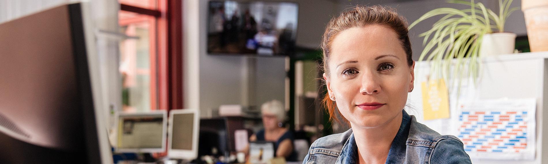 Typical für ZDF-Karriere als ABD-Trainee: Junge Frau an Schreibtisch