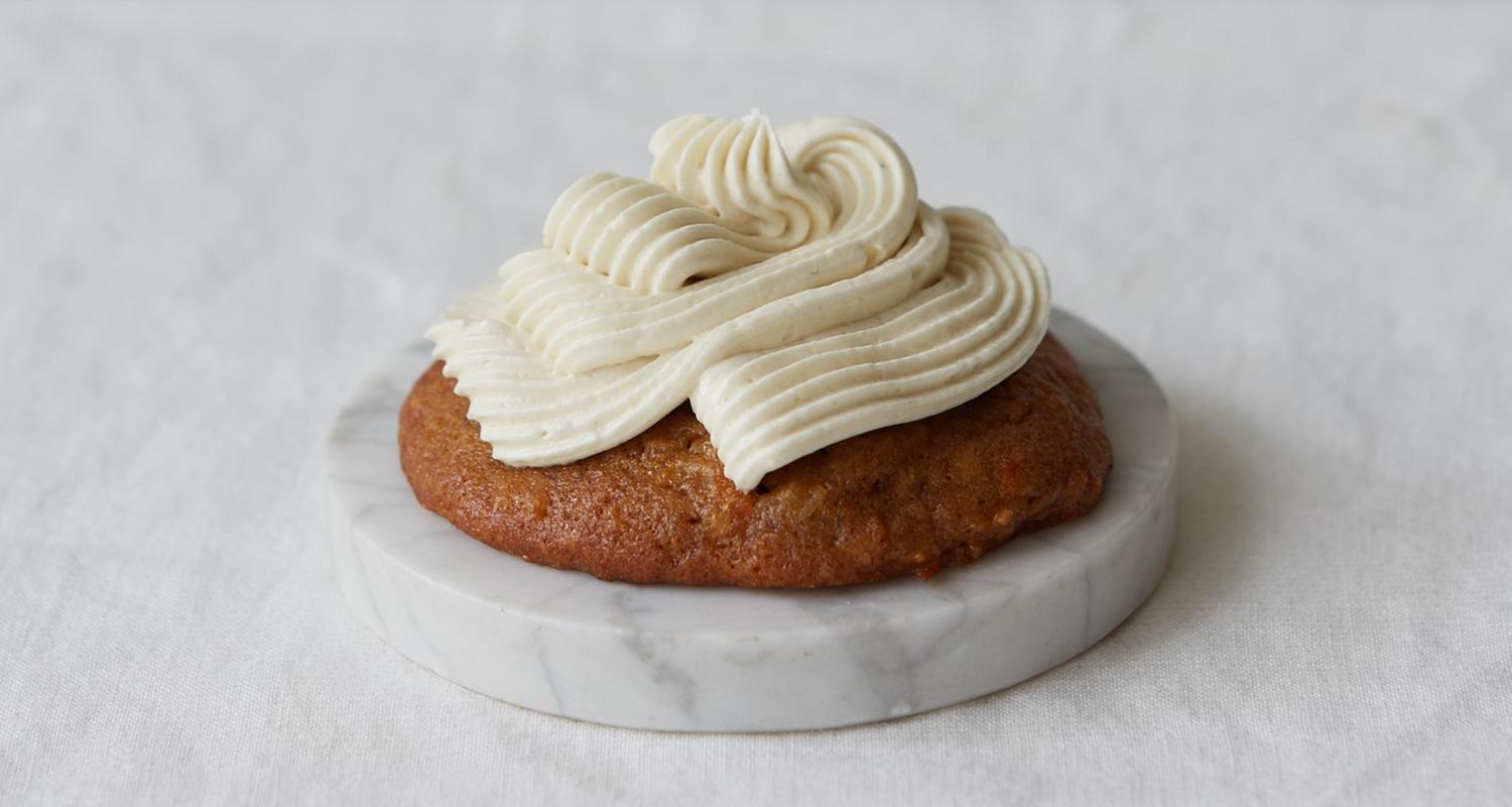 Ein Karrotten-Küchlein mit Frosting.