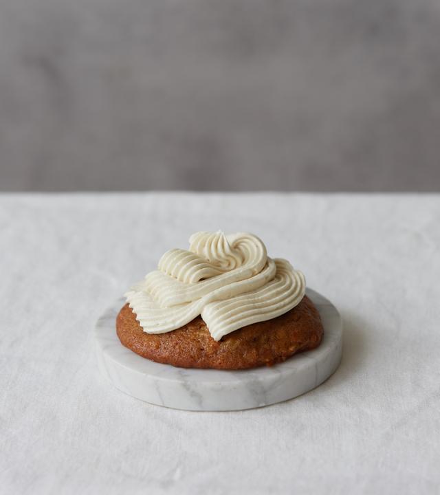 Ein Karrotten-Küchlein mit Frosting.