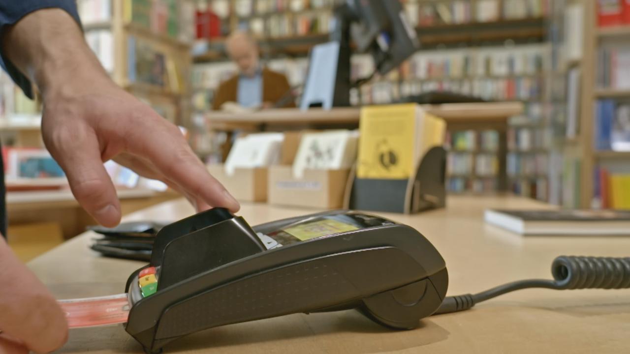 Kartenlesegerät in Buchladen