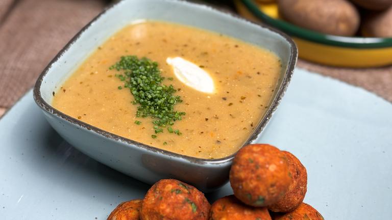 Kartoffelsuppe mit Linsenbällchen