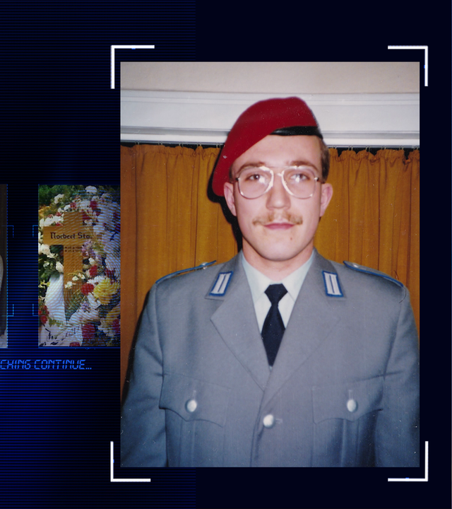 Foto aus dem Jahr 1989 zeigt den 20 Jahre alten Bundeswehrsoldaten Norbert Stolz in Uniform. Er trägt ein rotes Barett, eine Brille mit gerader Kopfeinfassung aber nach unten rund gebogenen großen Gläsern. Er trägt einen Oberlippenbart. In Hintergrund ein ockerfarbener Vorhang. Links daneben: Lichtschematische Darstellung eines Fingerabdrucks.