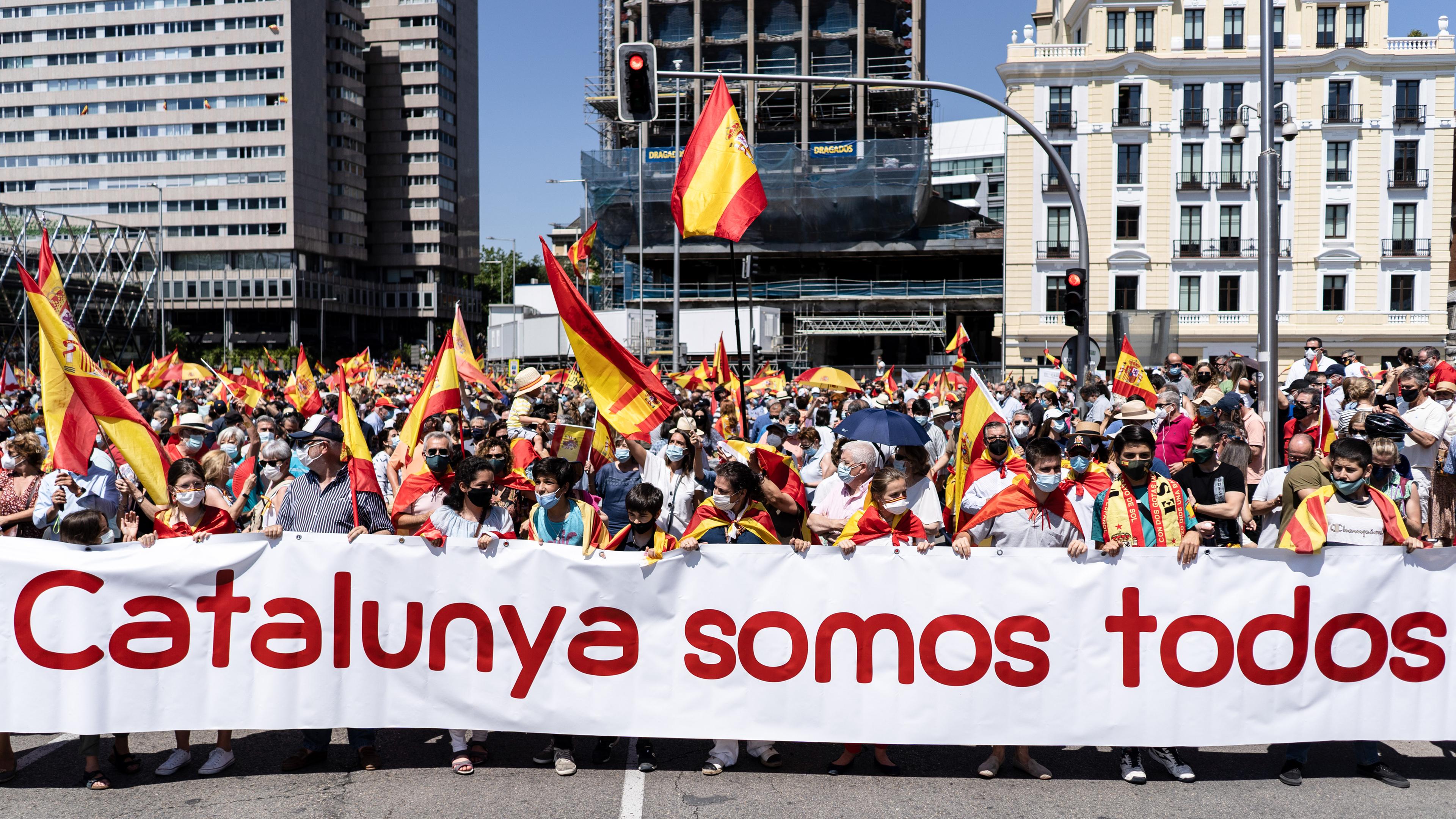 Demonstration mit Banner "Catalunya somos todos"