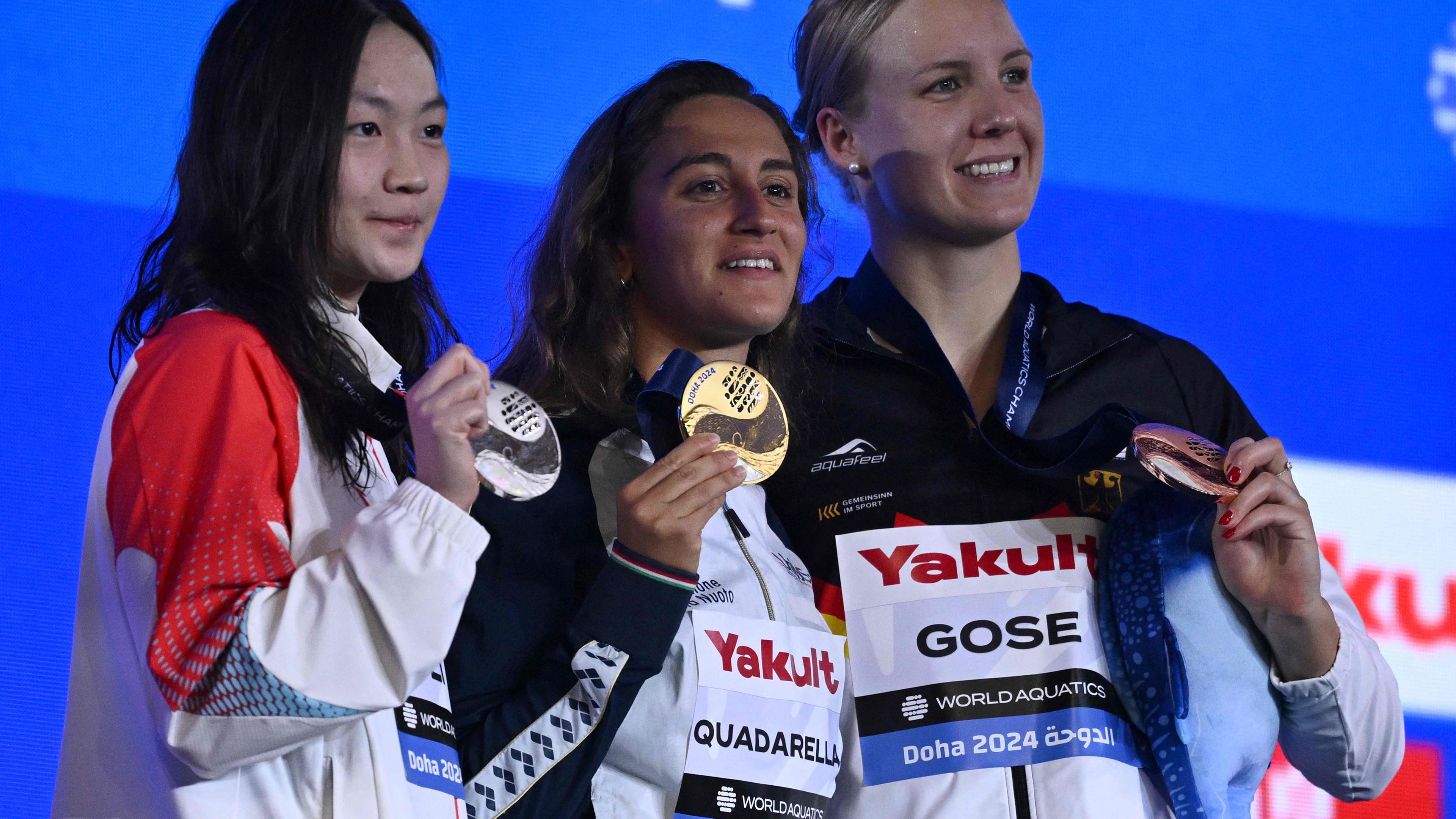 Katar, Doha, Schwimm-WM, 1500m Freistil: Die Goldmedaillengewinnerin Simona Quadarella (Mitte) aus Italien, die Silbermedaillengewinnerin Bingjie Li (L) aus China und die Bronzemedaillengewinnerin Isabel Gose (R) aus Deutschland