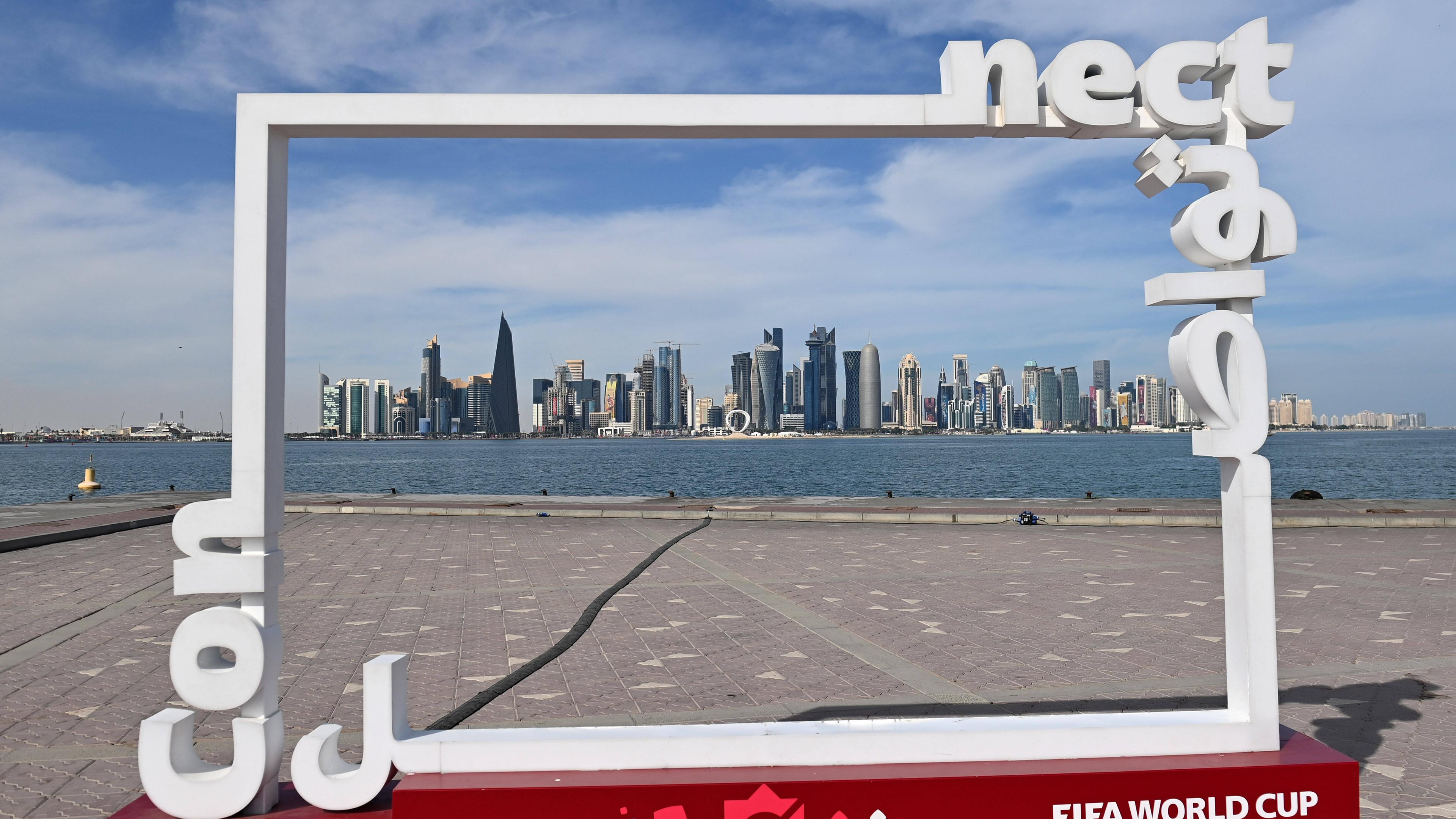 Katar, Doha: Skyline in einem WM-Fotomotiv-Rahmen.