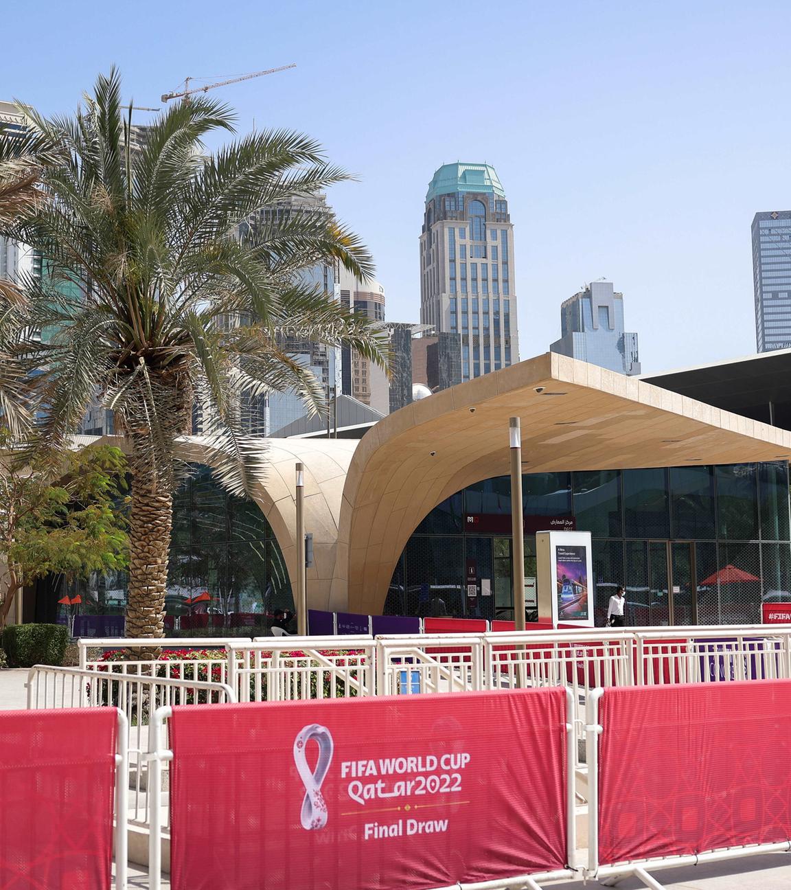Archiv: WM, Auslosung der Vorrunde in Doha: Werbebanner mit dem Logo für die Fifa-Fußballweltmeisterschaft stehen vor dem Doha Exhibition & Convention Center (DECC) im Stadtteil West Bay. 