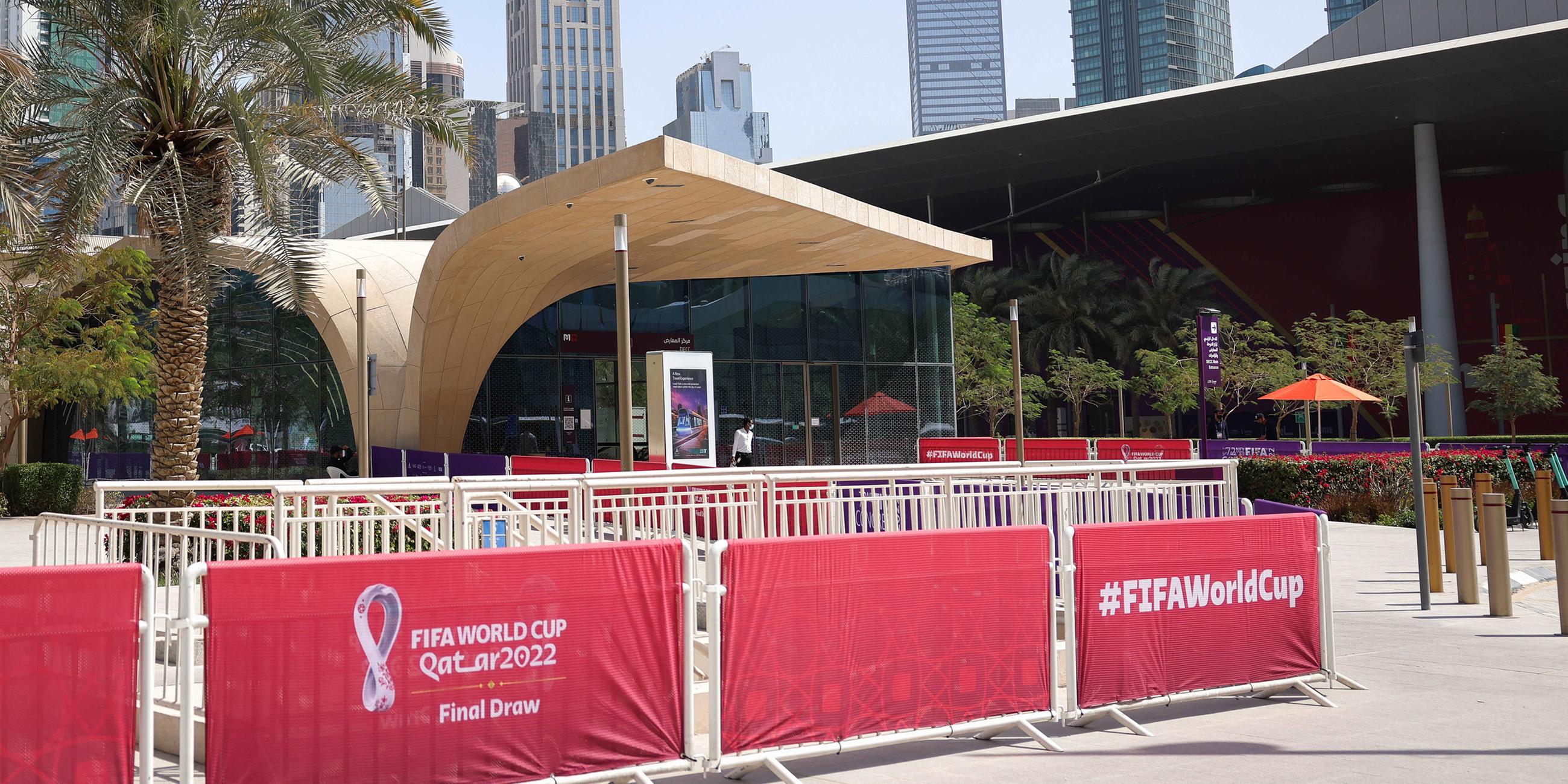 Archiv: WM, Auslosung der Vorrunde in Doha: Werbebanner mit dem Logo für die Fifa-Fußballweltmeisterschaft stehen vor dem Doha Exhibition & Convention Center (DECC) im Stadtteil West Bay. 