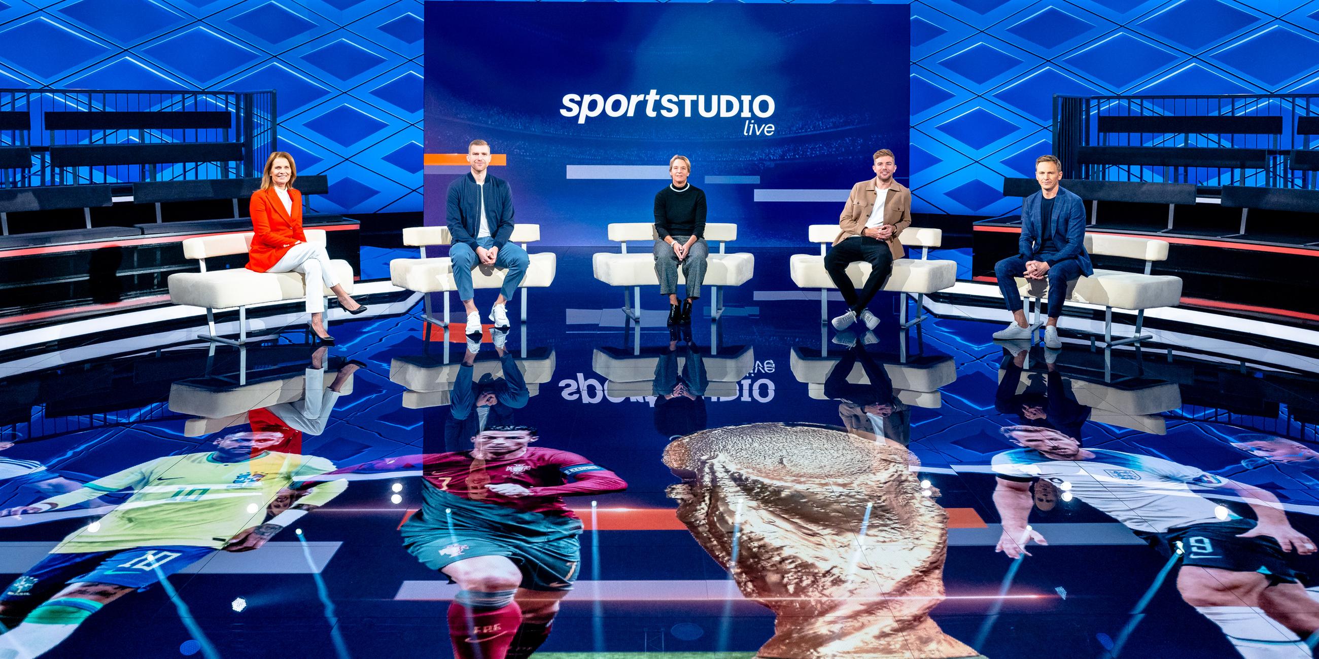 Das Moderatoren-/Expertenteam des ZDF bei der Fußball-WM 2022 in Katar, von links: Katrin Müller-Hohenstein, Per Mertesacker, Martina Voss-Tecklenburg Christoph Kramer und Jochen Breyer.