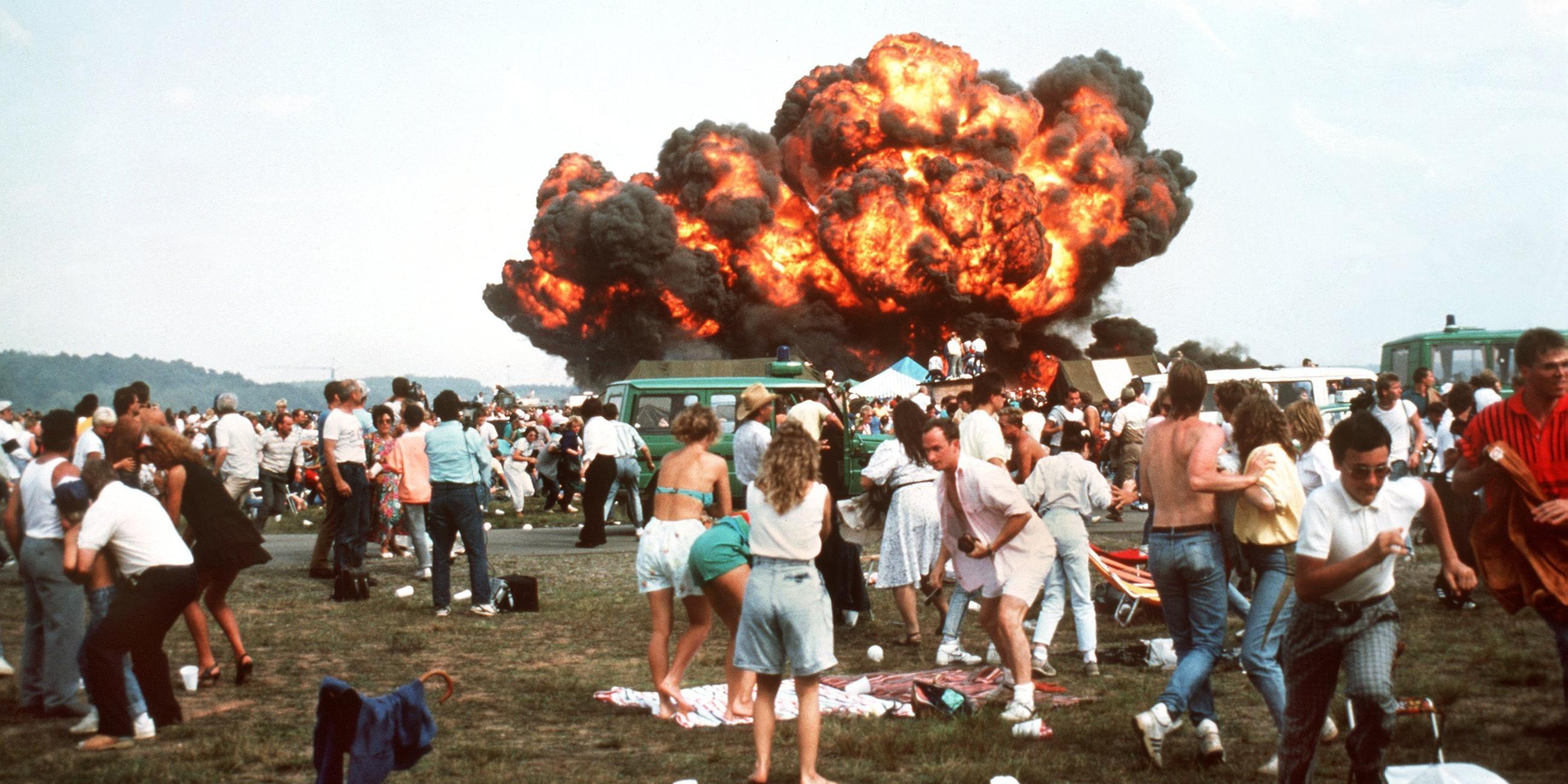 Das Archivbild zeigt die Katastrophe bei der Flugschau in Ramstein am 28.8.1988.