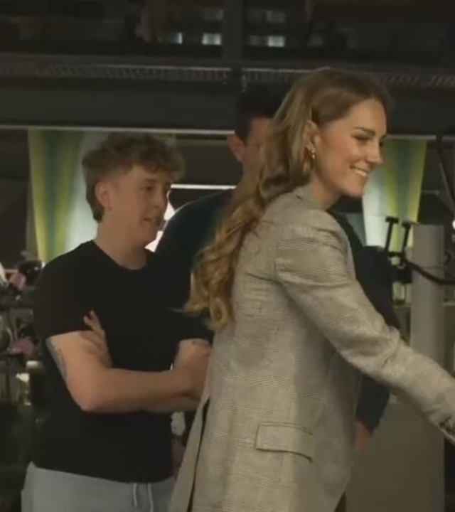 Prinzessin Kate zu Besuch in Seidenfabrik 