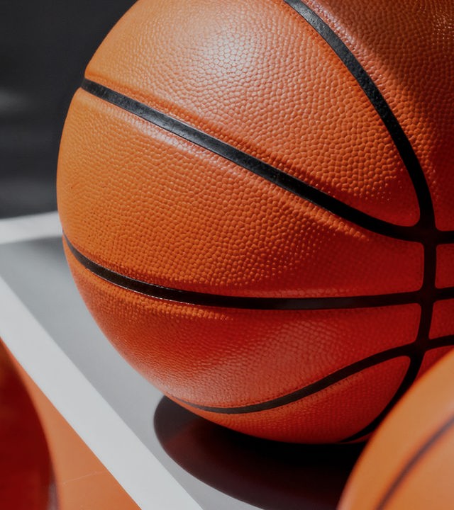 Das Bild ist eine Nahaufnahme von drei Basketbällen.