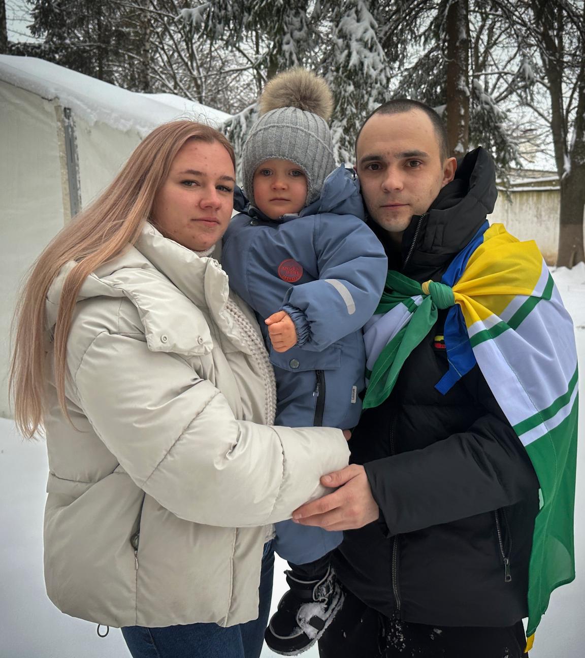 Kateryna Dmytryk und Ehemann Artem Dmytryk halten ihren Sohn Timur, nachdem Artem im Rahmen eines Gefangenenaustauschs in Kiew, Ukraine, am 09.02.2024 aus russischer Gefangenschaft entlassen wurde.