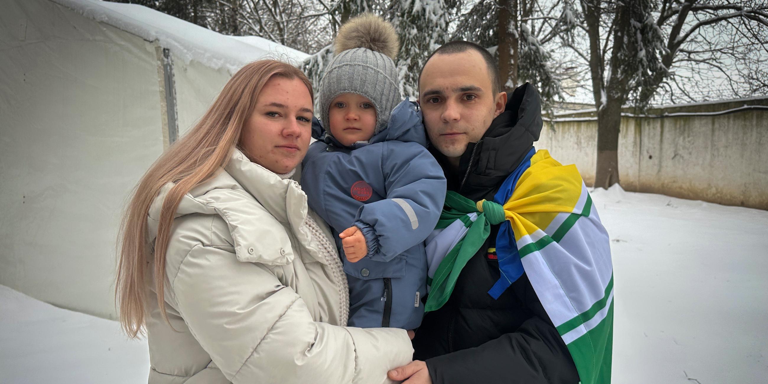 Kateryna Dmytryk und Ehemann Artem Dmytryk halten ihren Sohn Timur, nachdem Artem im Rahmen eines Gefangenenaustauschs in Kiew, Ukraine, am 09.02.2024 aus russischer Gefangenschaft entlassen wurde.