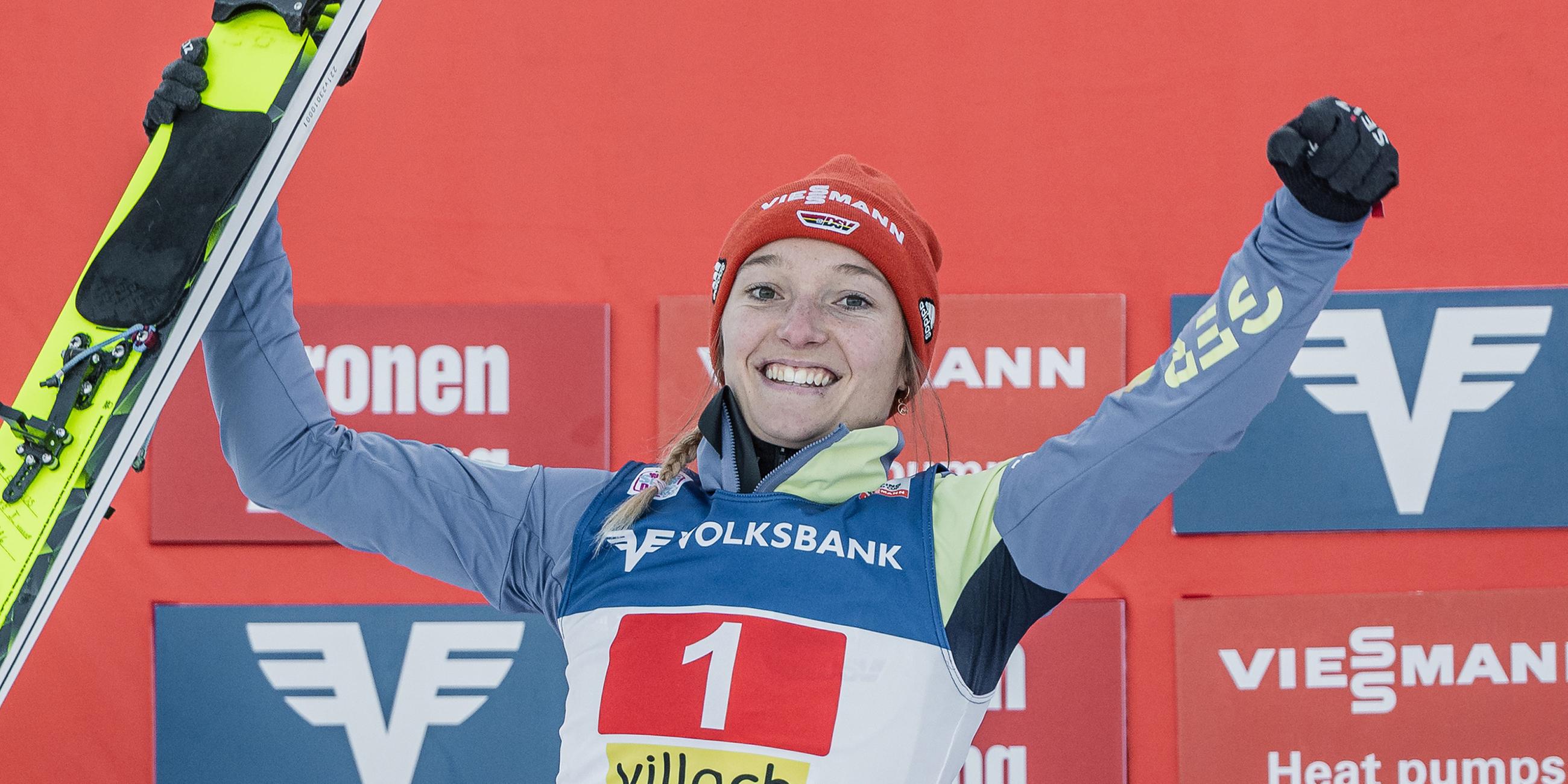  Zweitplatzierte Katharina Althaus aus Deutschland strahlt während der Siegerehrung am 29.12.2022 in Villach. 