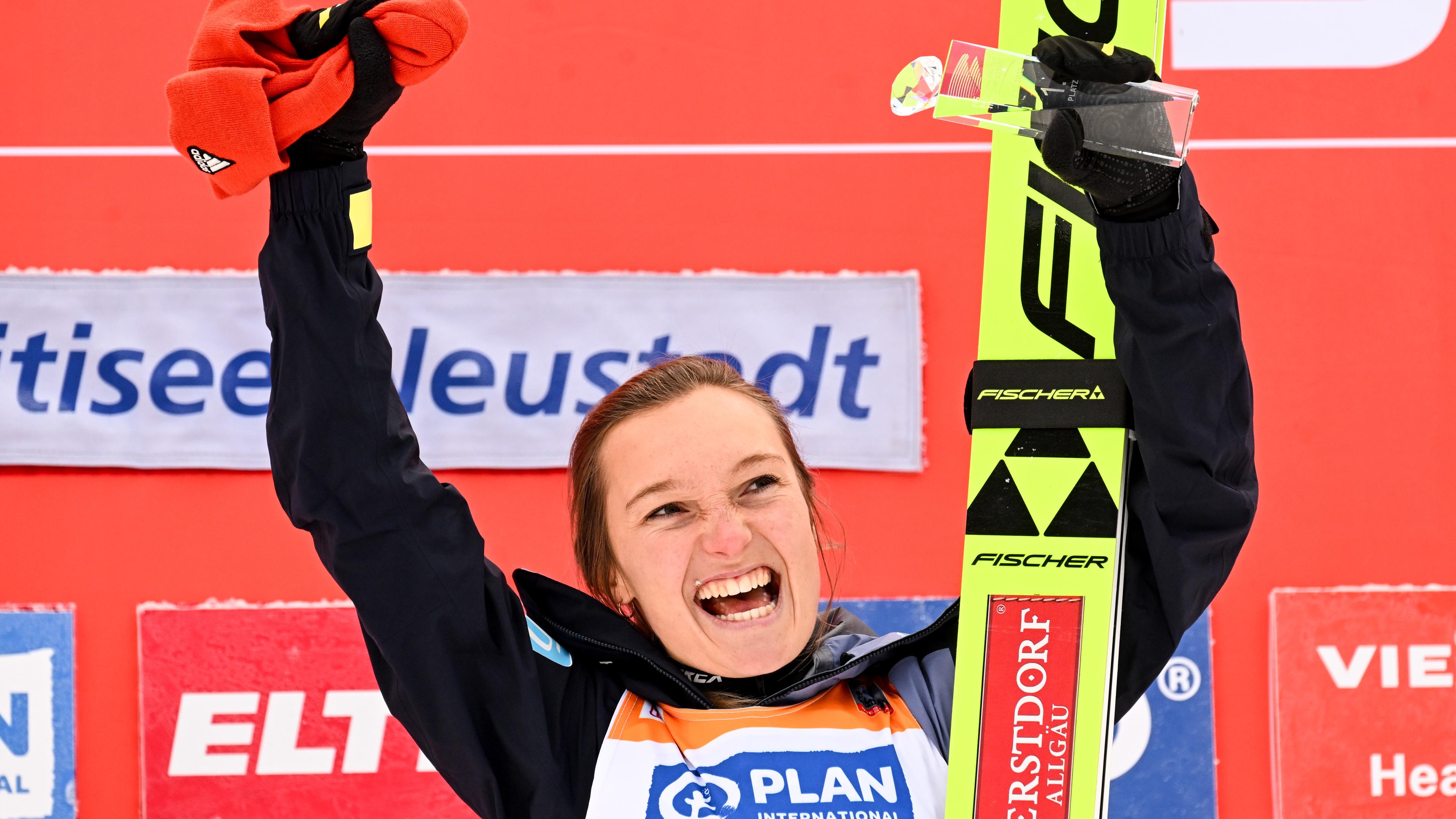 Katharina Althaus aus Deutschland feiert am 11.12.2022 in Titisee-Neustadt (Deutschland) ihren Sieg im Einzelwettkampf der Damen-Großschanze beim FIS-Skisprung-Weltcup auf dem Podium.