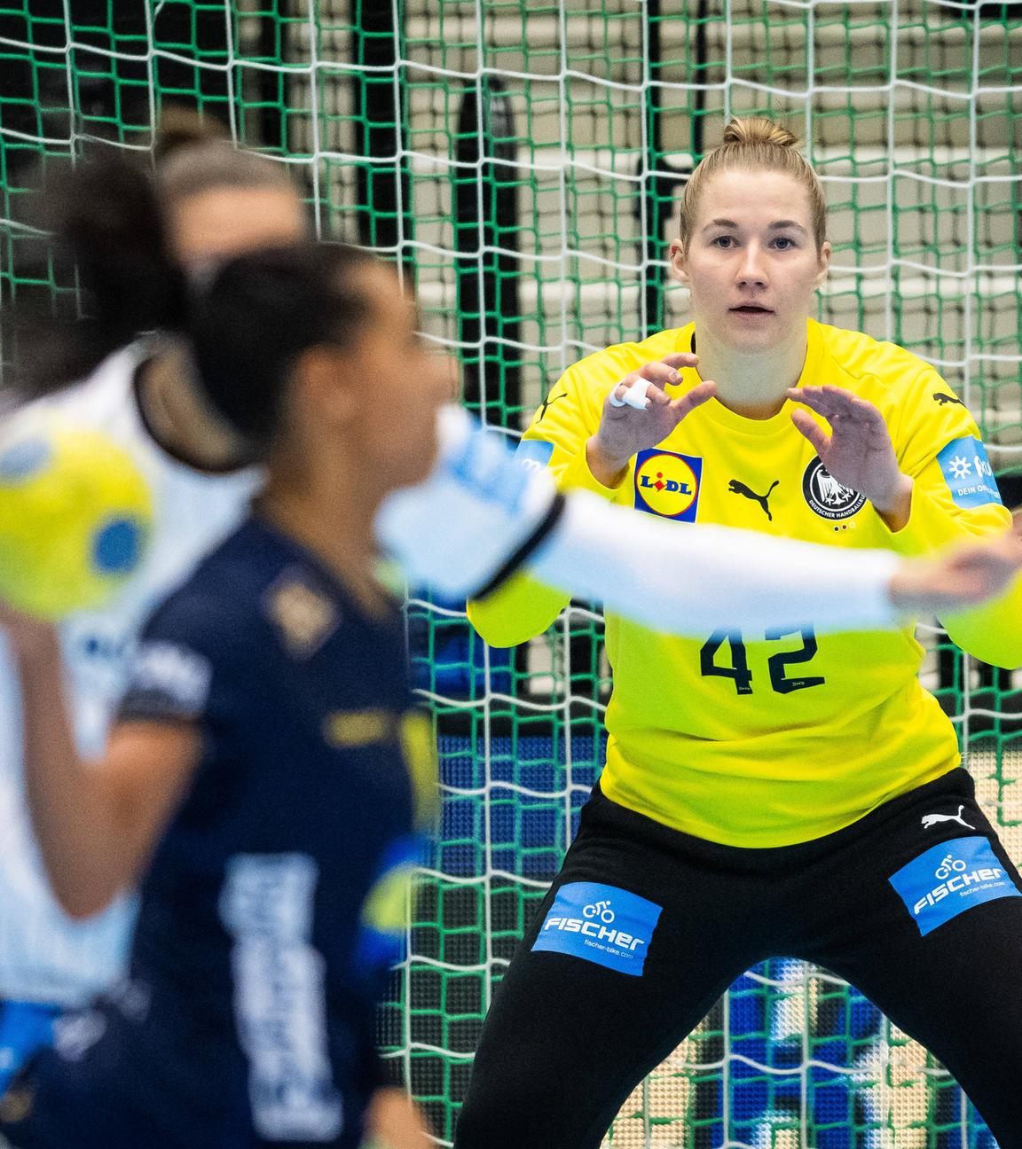 Handball-Torhüterin Katharina Filter erwartet im Länderspiel gegen Schweden am 24. November 2023 einen Wurf aufs Tor