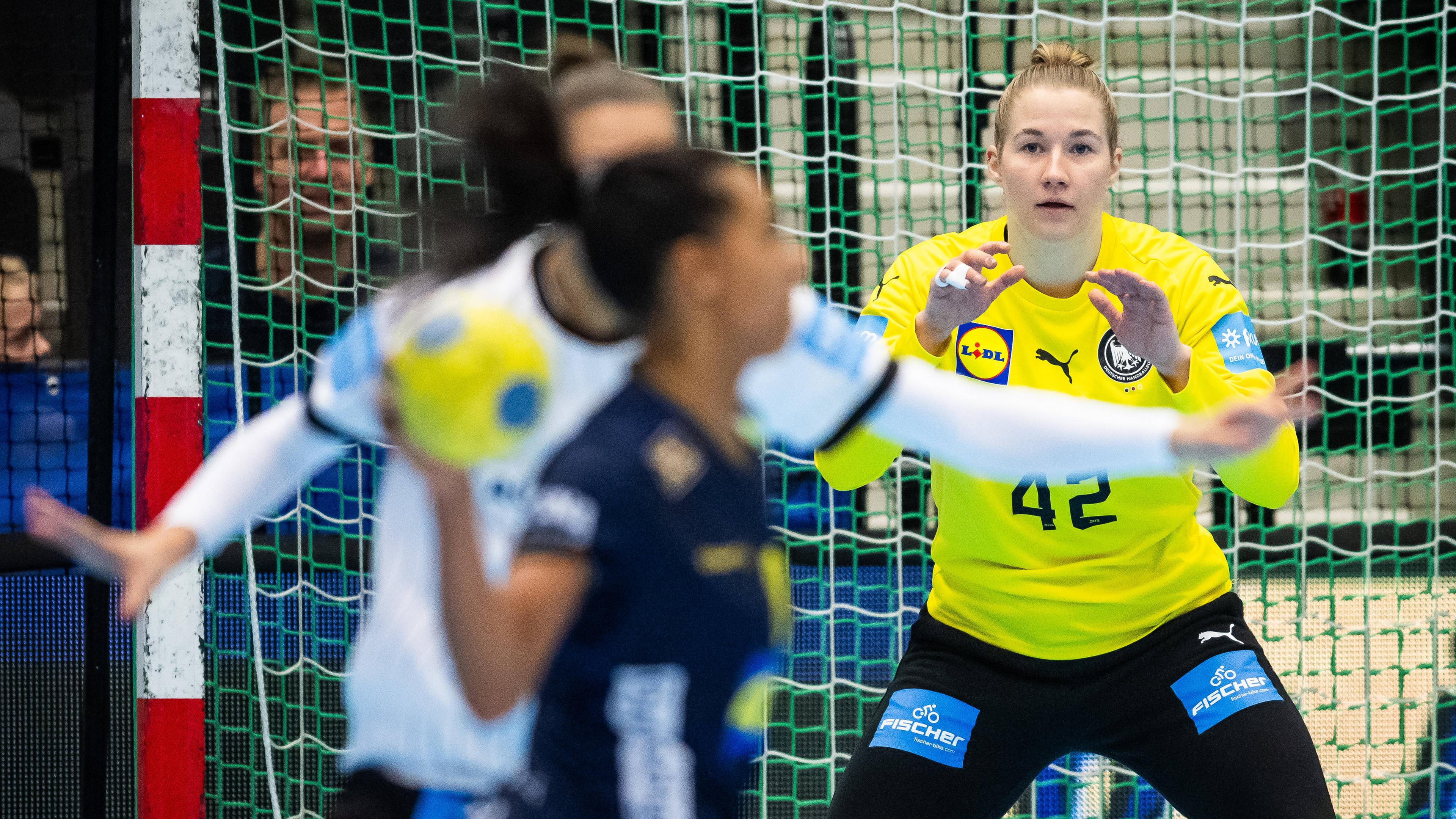 Handball-Torhüterin Katharina Filter erwartet im Länderspiel gegen Schweden am 24. November 2023 einen Wurf aufs Tor