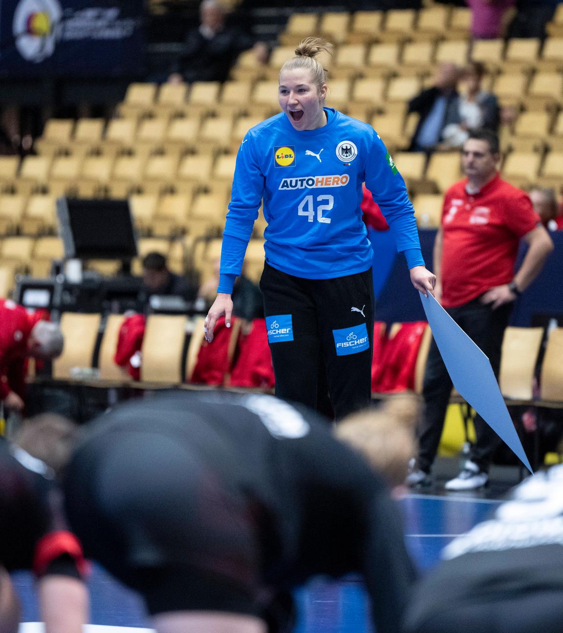 Torhüterin Katharina Filter jubelt bei der Handball-WM 2023 nach dem Sieg über Rumänien.