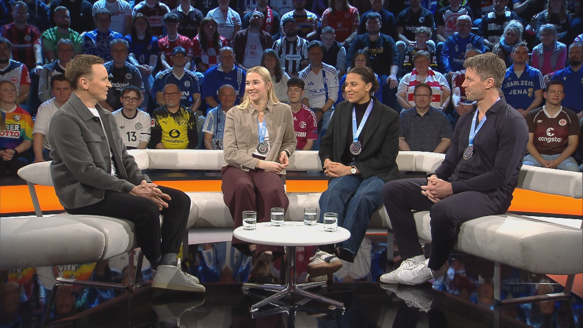 Jochen Breyer, Torhüterin Katharina Filter, Abwehrspezialistin Aimée von Pereira und Bundestrainer Markus Gaugisch (von links) im sportstudio. 