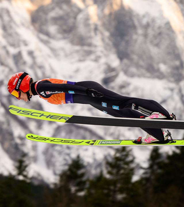 Die deutsche Skispringerin Katharina Schmid nach ihrem Absprung beim FIS Skisprung Weltcup in Planica