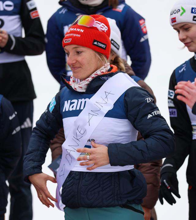 Katharina SCHMID (Deutschland), Anna Odine STROEM (Norwegen) und Nika PREVC (Slowenien) beim Viessmann FIS Skisprung-Weltcup 2025-26.
