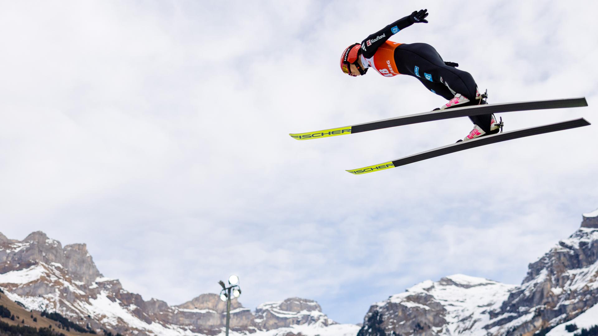 Katharina Schmid (GER) beim Qualifikationssprung auf der Groß-Titlis-Schanze, FIS Skisprung-Weltcup der Damen.