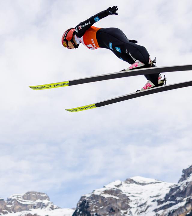 Katharina Schmid (GER) beim Qualifikationssprung auf der Groß-Titlis-Schanze, FIS Skisprung-Weltcup der Damen.