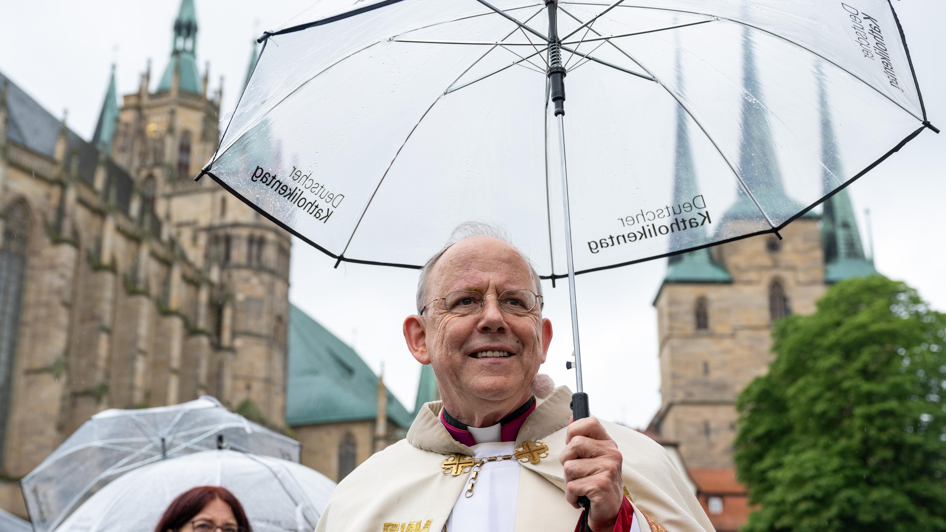 30.05.2024, Thüringen, Erfurt: Ulrich Neymeyr, Bischof von Erfurt, steht vor dem Fronleichnams-Gottesdienst zum 103. Deutschen Katholikentag auf dem Domplatz Erfurt.