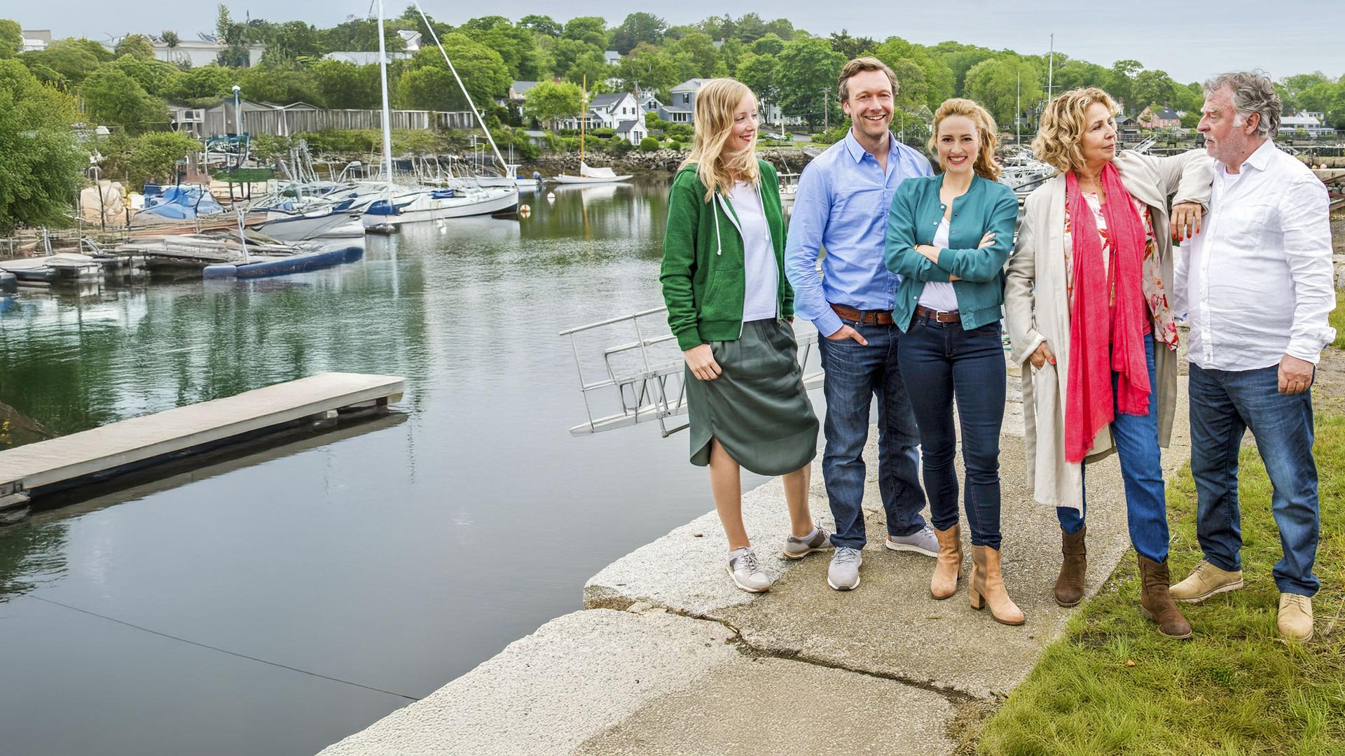 "Katie Fforde: Meine verrückte Familie": Maddie (Kristina Pauls), Josh (Robin Sondermann), Stella (Wanda Perdelwitz), Barbara (Michaela May) und Stanley (Andreas Schmidt-Schaller) stehen nebeneinander am Hafen.