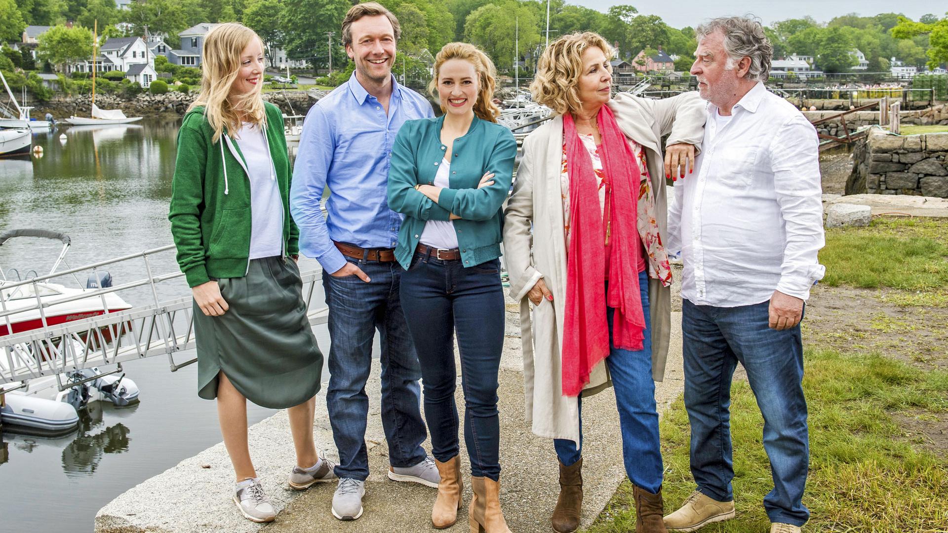 "Katie Fforde: Meine verrückte Familie": Maddie (Kristina Pauls), Josh (Robin Sondermann), Stella (Wanda Perdelwitz), Barbara (Michaela May) und Stanley (Andreas Schmidt-Schaller) stehen nebeneinander am Hafen.