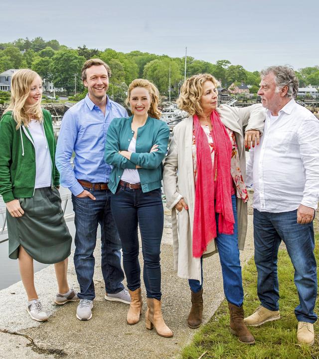"Katie Fforde: Meine verrückte Familie": Maddie (Kristina Pauls), Josh (Robin Sondermann), Stella (Wanda Perdelwitz), Barbara (Michaela May) und Stanley (Andreas Schmidt-Schaller) stehen nebeneinander am Hafen.