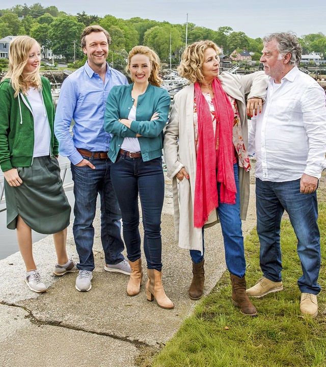 "Katie Fforde: Meine verrückte Familie": Maddie (Kristina Pauls), Josh (Robin Sondermann), Stella (Wanda Perdelwitz), Barbara (Michaela May) und Stanley (Andreas Schmidt-Schaller) stehen nebeneinander am Hafen.