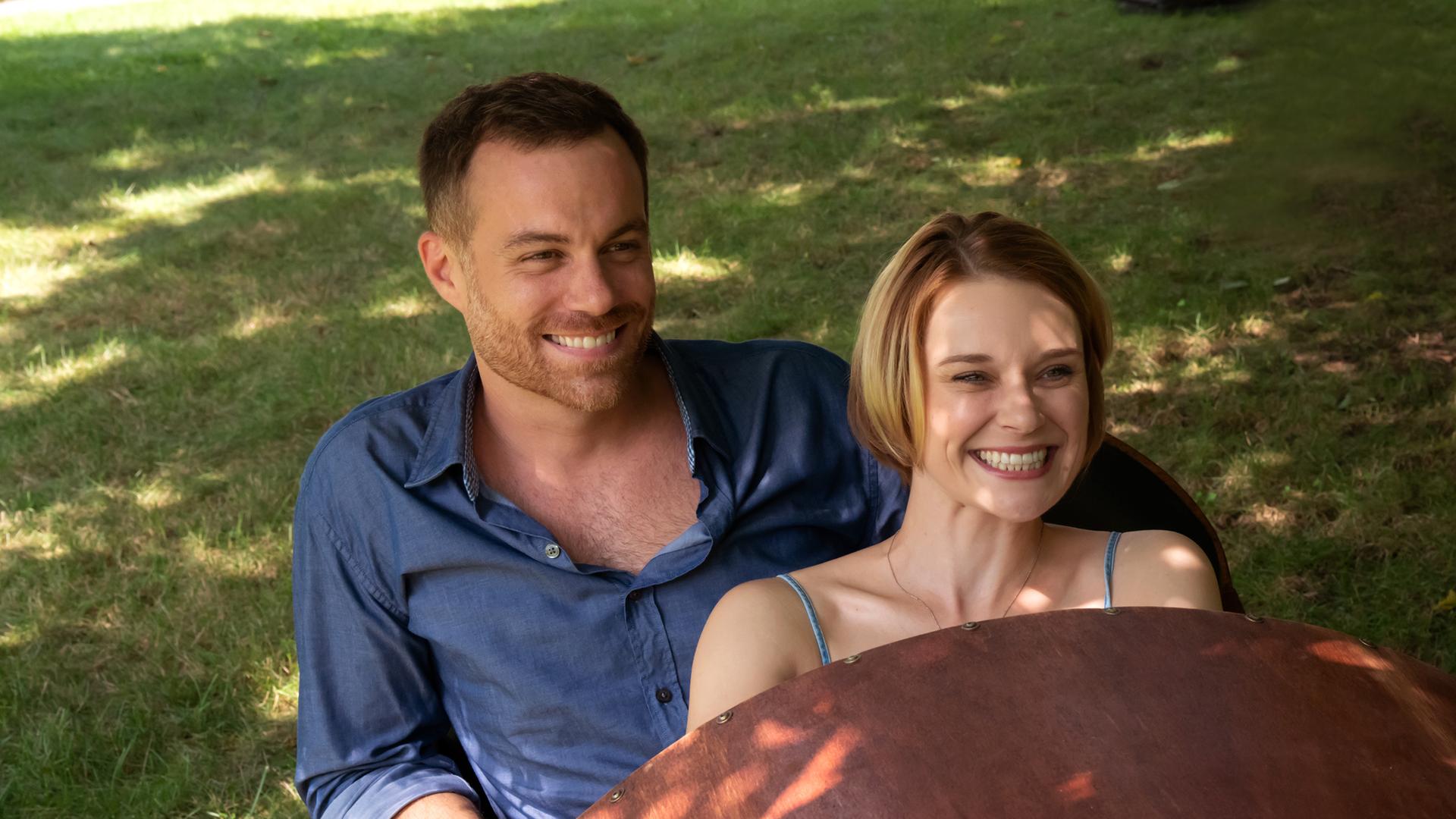 Maggie (Nadja Bobyleva) und Chris (Bernhard Piesk) testen nicht nur die Seifenkiste.