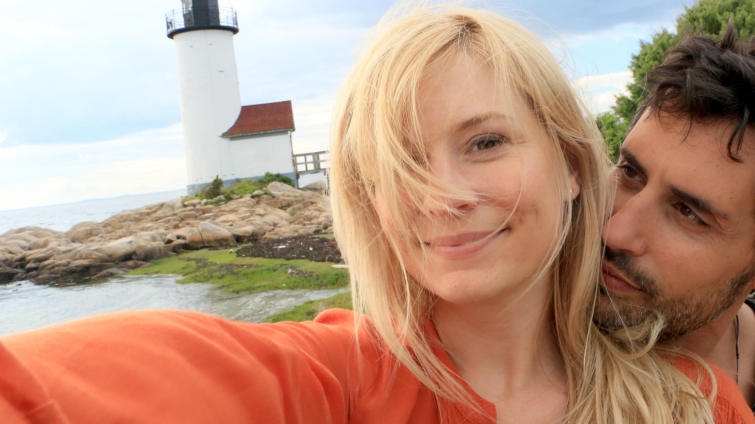 Jessica Ashburn (Birte Hanusrichter) und Alejandro Mendez (René Ifrah) stehen lächelnd am Meer