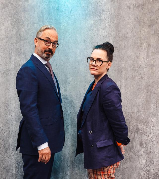 Katja Diehl und Jan Fleischhauer stehen sich gegenüber und schauen in die Kamera. Im Hintergrund ist ein rundes, rot-weißes "Tempo 30" Schild zu sehen.