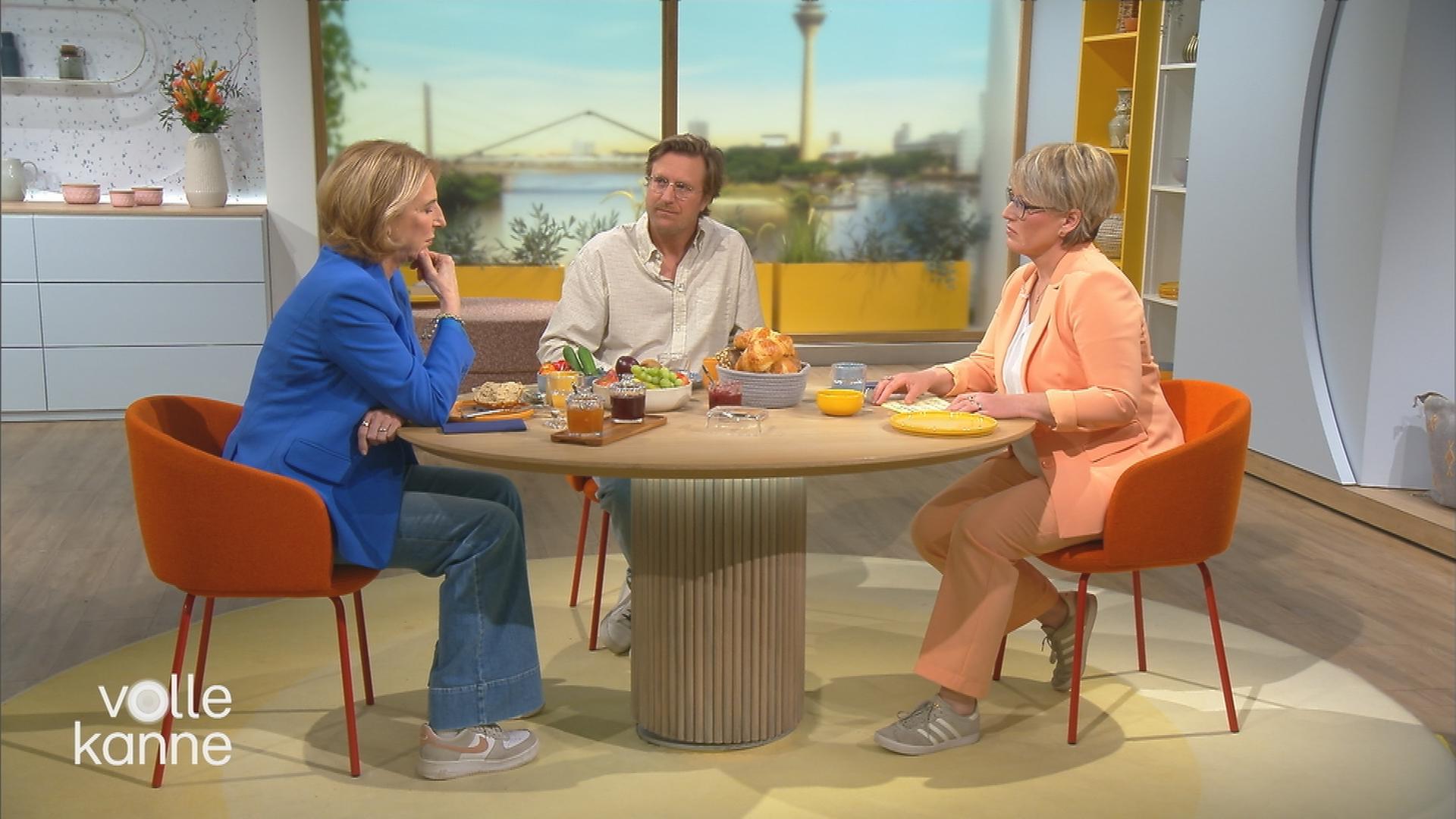 Die Journalisten Katrin Eigendorf und Carl Gierstorfer sitzen am Tisch mit Andrea Ballschuh im Volle-Kanne-Studio.