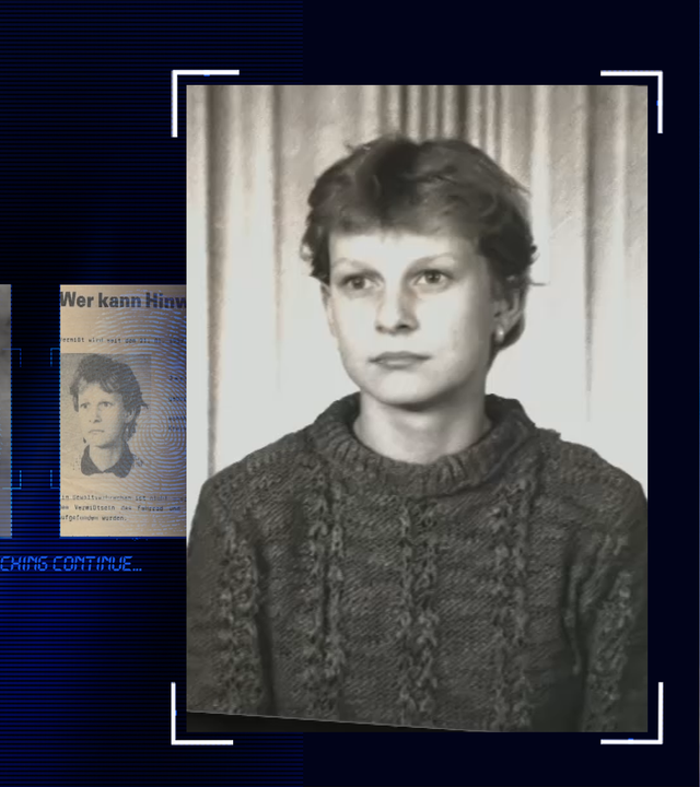 Portraitfoto der ca. 13-jährigen Katrin Jarosch. Schwarzweiß-Aufnahme. Sie trägt einen dunklen Strickpullover und sitzt vor einem hellen Vorhang. Sie schaut mit neutralem Blick leicht rechts an der Kamera vorbei. Sie trägt kurze, dunklere Haare. An ihrem linken Ohr ist ein Ohrring zu erkennen. Links daneben: Lichtschematische Darstellung eines Fingerabdrucks.